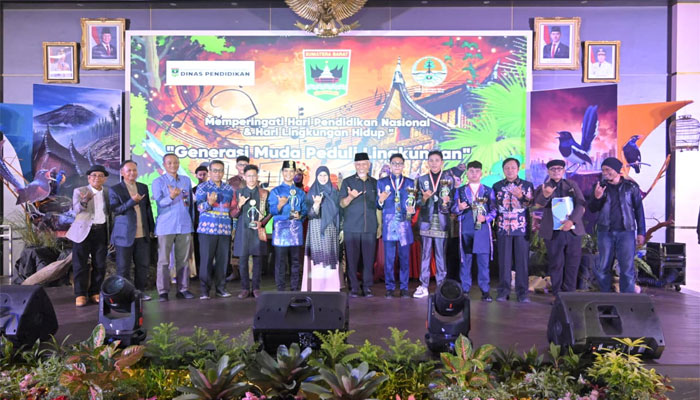 Gubernur Mahyeldi bersama finalis Lomba Video dan Lagu Pasan Buruang Antar SMA/SMK se-Sumbar Tahun 2026