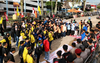 Ratusan Mahasiswa Gelar Aksi Damai di Depan Kantor DPRD Bukittinggi