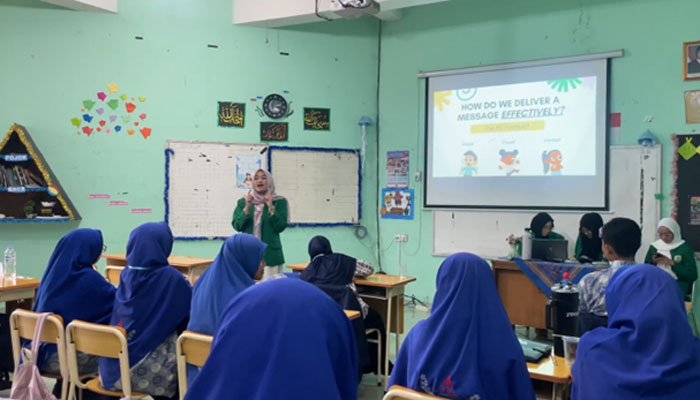 Mahasiswa Ilmu Komunikasi Unand Latih Kepercayaan Diri Pengurus OSIS SMPIT Adzkia Sumbar