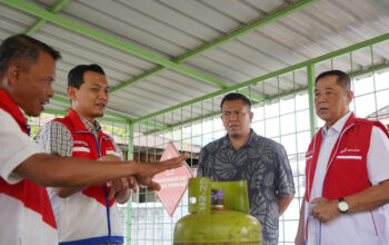 Komisaris Utama, Sabar Yudo Suroso dan Direktur Kelembagaan dan Kepatuhan Pertamina Patra Niaga, Kadek Ambara Jaya melaksanakan Management Walkthrough infrastruktur energi di Sumbar