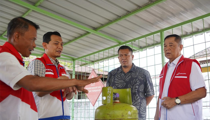 Komisaris Utama, Sabar Yudo Suroso dan Direktur Kelembagaan dan Kepatuhan Pertamina Patra Niaga, Kadek Ambara Jaya melaksanakan Management Walkthrough infrastruktur energi di Sumbar