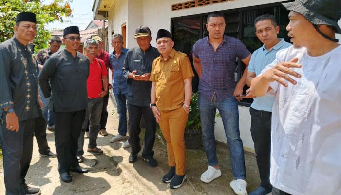 Wakil Ketua DPRD Kota Bukittinggi, Beny Yusrial meninjau lokasi peningkatan drainase lingkungan di Belakang Surau Ketek Kuniang, Kelurahan Aur Kuning, Kecamatan Aur Birugo Tigo Baleh (ABTB).