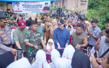 Bupati Dharmasraya, Annisa Suci Ramadhani bersama Danramil 03/PP Letda Inf Magel Hendri mewakili Dandim 0310/SSD resmikan Jembatan Aramco di Nagari Lubuk Karak
