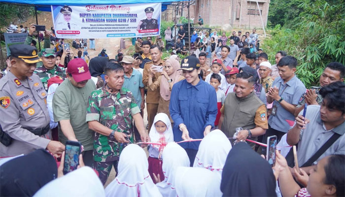Bupati Dharmasraya, Annisa Suci Ramadhani bersama Danramil 03/PP Letda Inf Magel Hendri mewakili Dandim 0310/SSD resmikan Jembatan Aramco di Nagari Lubuk Karak