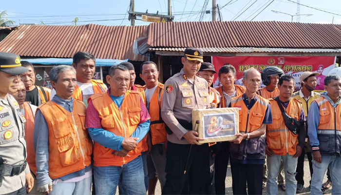 Wujud Kepedulian di Hari Bhayangkara ke-80, Polres Dharmasraya Salurkan Bantuan Sembako untuk Komunitas Ojek 1 Polres Dharmasraya Salurkan Bantuan Sembako untuk Komunitas Ojek