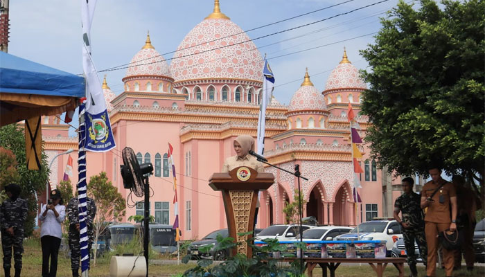 Wabup Deby Maryanti Apresiasi Program Bhakti Sosial dan Pemeriksaan Kesehatan Gratis Lanal Bintan 1 Wakil Bupati Deby Maryanti memberikan sambutan dalam kegiatan Bhakti Sosial dan Pemeriksaan Kesehatan Gratis Lanal Bintan.