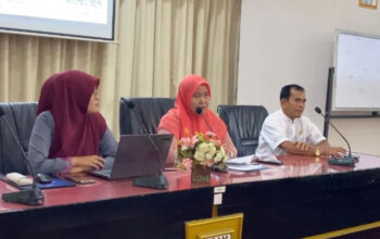 Diskominfo Agam Siapkan Layanan Darurat Terpadu Call Center 112, Siaga 24 Jam dan Didukung Teknologi GIS 3 Kepala Diskominfo Agam, Roza Syafdefianti dalam rapat implementasi layanan Call Center 112 di Ruang Rapat Asisten II Setda