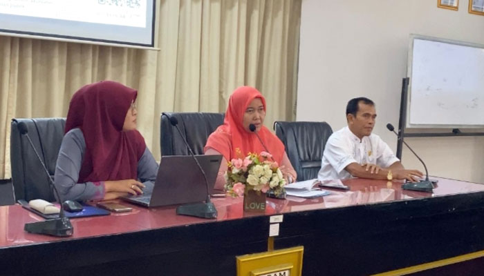 Diskominfo Agam Siapkan Layanan Darurat Terpadu Call Center 112, Siaga 24 Jam dan Didukung Teknologi GIS 1 Kepala Diskominfo Agam, Roza Syafdefianti dalam rapat implementasi layanan Call Center 112 di Ruang Rapat Asisten II Setda