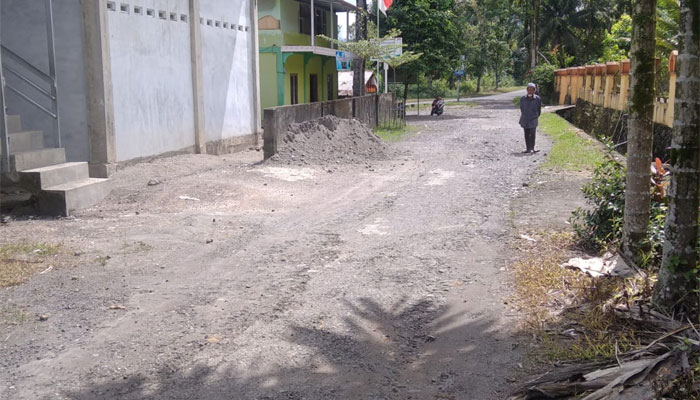 Wali Korong Lubuk Aro Keluhkan Sejumlah Ruas Jalan Kabupaten Padang Pariaman yang Rusak Parah