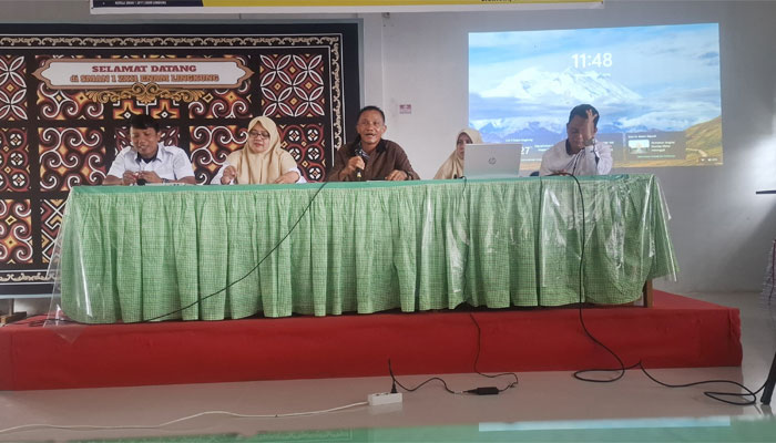 Jajaran pimpinan SMAN 1 2X11 Enam Lingkung di Sicincin, Kabupaten Padang Pariaman