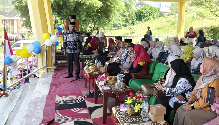 Bupati Limapuluh Kota, Safni saat memberikan sambutan di depan para guru