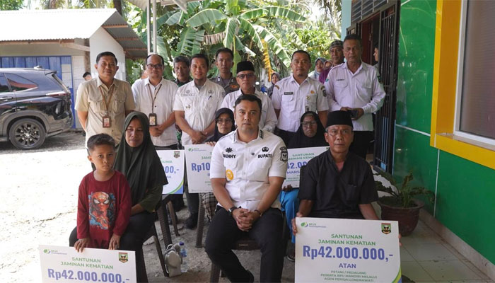 Bupati Sijunjung, Benny Dwifa Yuswir bersama BPJS Ketenagakerjaan Serahkan Santunan JKM Pekerja di Nagari Guguak, Kecamatan Koto VII
