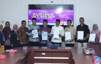 Sosialisasi Wajib Halal Oktober (WHO) 2026 sekaligus penyerahan sertifikasi halal secara simbolis kepada sejumlah pelaku usaha di Balai Kota Payakumbuh