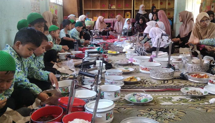 Lepas 28 Murid, TK Raudatul Athfal Bundo Kandung Tandikek Gelar Syukuran