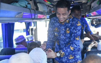 Wako Riyanda Putra bersama Wawako Jeffry Hibatullah Sambut Kepulangan Jemaah Haji Sawahlunto 3 Wako Sawahlunto, Riyanda Putra menyalami Jemaah Haji