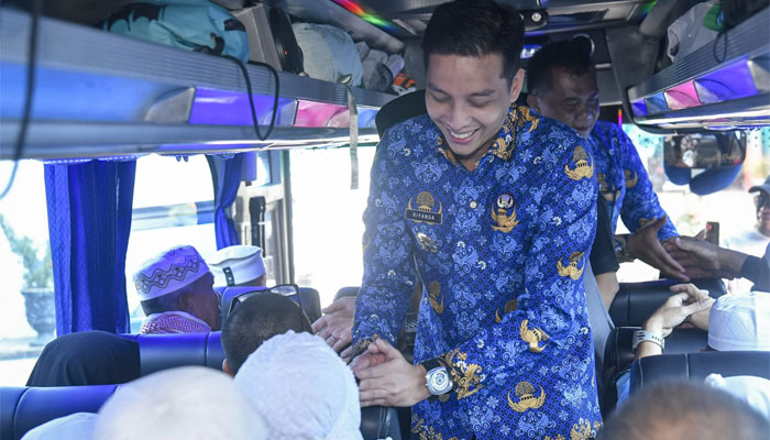 Wako Riyanda Putra bersama Wawako Jeffry Hibatullah Sambut Kepulangan Jemaah Haji Sawahlunto 1 Wako Sawahlunto, Riyanda Putra menyalami Jemaah Haji