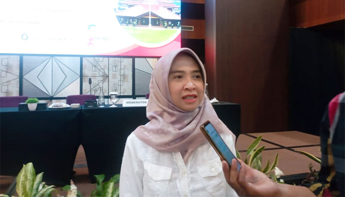BKAD Kabupaten Malang Perkuat Digitalisasi Keuangan Melalui Sosialisasi KKPD Online Payment 1 Kepala BKAD Kabupaten Malang, Dr. Yetty Nurhayati, S.Sos., S.H., M.Hum., saat memberikan keterangan pers