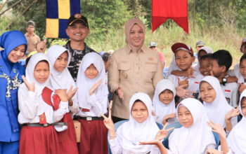Wabup Bintan Berharap Aplikasi Si-Pintar Permudah Orang Tua Daftarkan Anak Masuk Sekolah 4 Wakil Bupati Bintan, Deby Maryanti berharap Aplikasi Si-Pintar Permudah Orang Tua Daftarkan Anak Masuk Sekolah