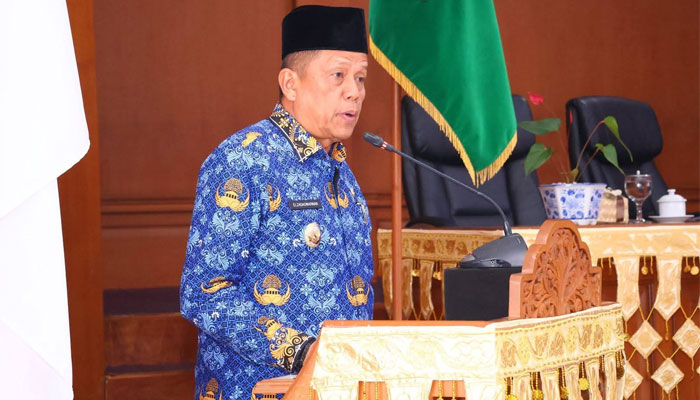 Pemko Payakumbuh Tegaskan Penguatan Pelayanan Air Bersih dan Identitas Daerah melalui 3 Ranperda 1 Wakil Wali Kota Payakumbuh, Elzadaswarman saat membacakan jawaban Wali Kota Payakumbuh terhadap pemandangan umum fraksi-fraksi DPRD dalam rapat paripurna DPRD