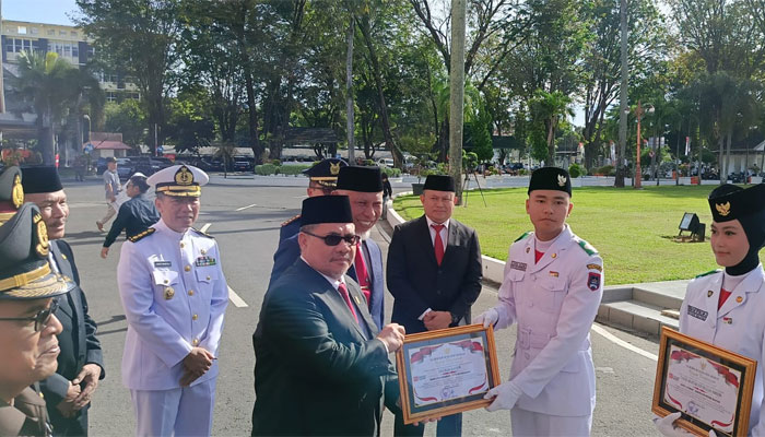 Ketua DPRD Sumbar Ajak Masyarakat Amalkan Nilai Pancasila dalam Kehidupan Sehari-hari 1 Ketua DPRD Sumbar, Muhidi dalam peringatan Hari Lahir Pancasila 2026 di halaman Kantor Gubernur