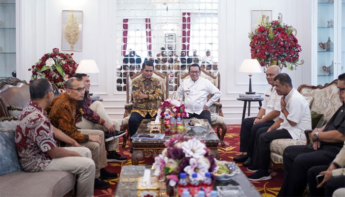 Pemkab Solok dan Pemkab Tanah Datar Pererat Sinergi Pembangunan 1 Pertemuan Bupati Solok, Jon Firman Pandu dengan Bupati Tanah Datar, Eka Putra, di Guest House Rumah Dinas Bupati Solok