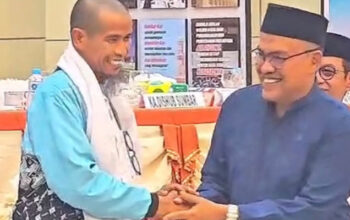 Sekdaprov Sumbar, Arry Yuswandi menyambut kepulangan Kloter 1 Jemaah Haji Debarkasi Padang