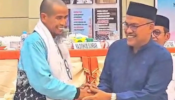 Sekdaprov Sumbar, Arry Yuswandi menyambut kepulangan Kloter 1 Jemaah Haji Debarkasi Padang