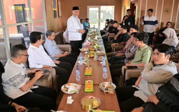 Dialog Bersama Aktivis, Gubernur Sumbar: Pengawasan Distribusi BBM Bisa Menekan Aktivitas Tambang Ilegal 3 Gubernur Sumbar, Mahyeldi berdialog bersama aktivis di Sreca Coffee Eatery, Padang