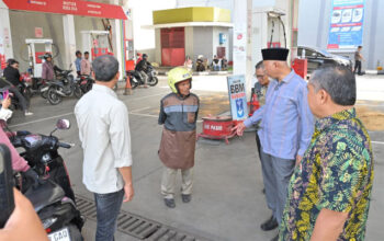 Gubernur Sumbar, Mahyeldi saat Sidak salah satu SPBU