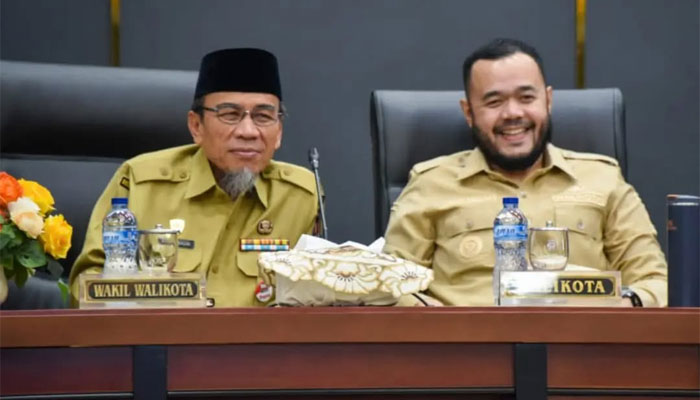 Setujui Pertanggungjawaban Pelaksanaan APBD 2025, DPRD Kota Padang Terima Penyampaian Perubahan Propemperda dan KUA dan PPAS 2026 2 Wako Padang, Fadly Amran (kanan) bersama Wawako Maigus Nasir