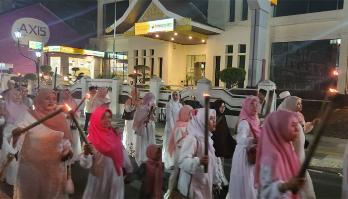 Ratusan Pelajar dan Ibu-ibu Majelis Taklim Masjid Agung Al Hikmah Tanjungpinang Pawai Obor 1 Muharram 1448 Hijriah