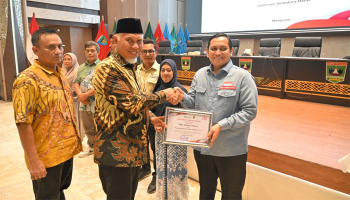 Sumbar Masuk 4 Besar Nasional Pembentukan Koperasi Merah Putih, Begini Apresiasi Gubernur Mahyeldi 1 Gubernur Mahyeldi saat melepas Project Management Officer (PMO) dan Business Assistant (BA) Koperasi Desa Merah Putih (KDMP) Sumbar