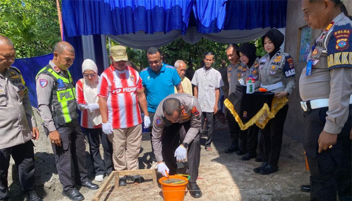Peletakan batu pertama Bedah Rumah PJU Polda Sumbar di Kelurahan Pasie Nan Tigo, Kecamatan Koto Tangah, Kota Padang