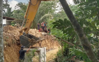 Pemasangan box culvert jembatan darurat untuk atasi jalan amblas yang mengganggu akses warga di Nagari Kurnia Selatan, Kecamatan Sungai Rumbai