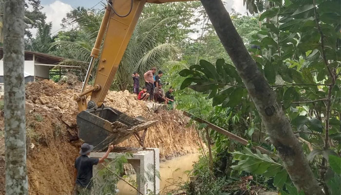 Pemasangan box culvert jembatan darurat untuk atasi jalan amblas yang mengganggu akses warga di Nagari Kurnia Selatan, Kecamatan Sungai Rumbai