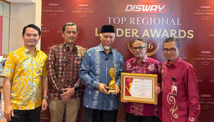Gubernur Sumbar Raih Penghargaan Disway Top Regional Leader Awards 2026 Kategori Ekonomi Umat dan Budaya Halal 2 Penghargaan Disway Top Regional Leader Awards 2026