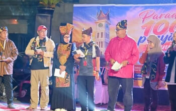 Tutup Rangkaian IMLF ke-4, 100 Penyair Dunia Bacakan Puisi di Jam Gadang Bukittinggi 2 Penyair Dunia Bacakan Puisi di Jam Gadang Bukittinggi