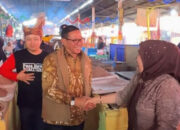 Wako Bukittinggi Apresiasi Pedagang Pasar Bawah Bersatu Meriahkan 100 Tahun Jam Gadang 9 Wali Kota Bukittinggi, Ramlan Nurmatias silaturahmi dengan Pedagang Pasar Bawah Bersatu