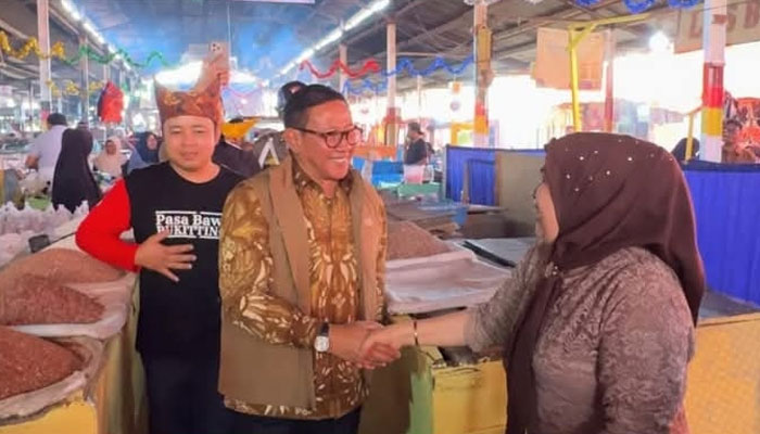 Wako Bukittinggi Apresiasi Pedagang Pasar Bawah Bersatu Meriahkan 100 Tahun Jam Gadang 1 Wali Kota Bukittinggi, Ramlan Nurmatias silaturahmi dengan Pedagang Pasar Bawah Bersatu