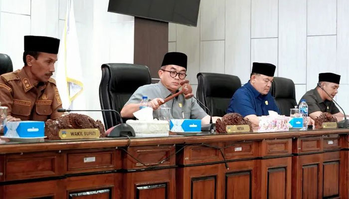 WTP ke-10 Jadi Modal, Pemkab Solok Selatan Perkuat Kemandirian Fiskal dan Generasi Emas 2045 1 Wakil Bupati Solok Selatan, H. Yulian Efi dalam rapat paripurna DPRD tentang penyampaian jawaban pemerintah atas pandangan umum fraksi-fraksi DPRD terhadap Ranperda Pertanggungjawaban Pelaksanaan APBD Tahun Anggaran 2025