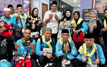Sambut Jemaah Haji di Tanah Air, Bupati Bintan Siapkan Layanan Kesehatan Home Care Selama 3 Pekan 3 Bupati Roby Kurniawan sambut kedatangan Jemaah Haji Bintan di Tanah Air