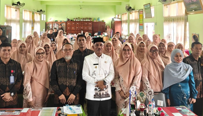 Peringkat Ketiga Terbaik se Sumbar, Bupati Limapuluh Kota Sampaikan Apresiasi Kepada Guru dan Keluarga Besar SMPN 1 Harau 1 Bupati Limapuluh Kota, Safni Sikumbang di SMPN 1 Harau