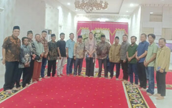 Jalan Padang Hilalang-Lubuk Labu Sepanjang 16 Km di Dharmasraya Segera Diperbaiki 3 Wali Nagari Banai dan Ninik Mamak serta tokoh masyarakat Jorong Lubuk Labu bersama Bupati Dharmasraya, Annisa Suci Ramadhani
