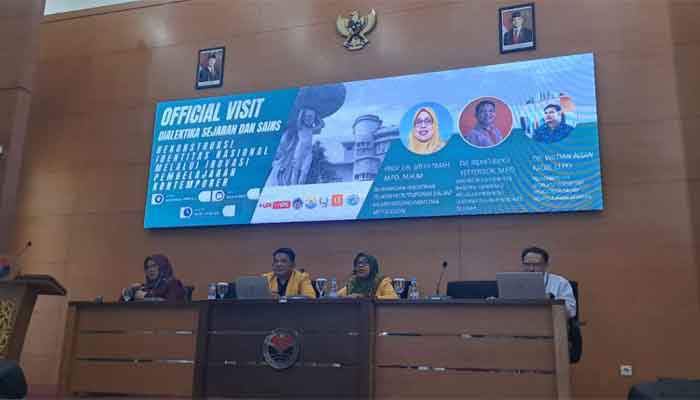 2 Dosen UNP Jadi Pembicara Kuliah Umum di UPI Bandung 1 Dosen Departemen Sejarah Universitas Negeri Padang (UNP), Prof. Dr. Siti Fatimah, M.Pd., M.Hum. (kanan) dan Dr. Ridho Bayu Yefterson, M.Pd. (kiri), jadi Pembicara Kuliah Umum di UPI Bandung