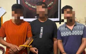 Satresnarkoba Polres 50 Kota Amankan 3 Tersangka Kasus Dugaan Penyalahgunaan Sabu-sabu dan Ganja 3 Satresnarkoba Polres 50 Kota Amankan 3 Tersangka Kasus Dugaan Penyalahgunaan Sabu-sabu dan Ganja