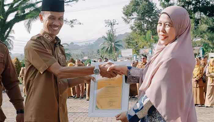 Pemkab Solok Selatan Berikan Penghargaan kepada 5 Koperasi di Hari Koperasi ke-79