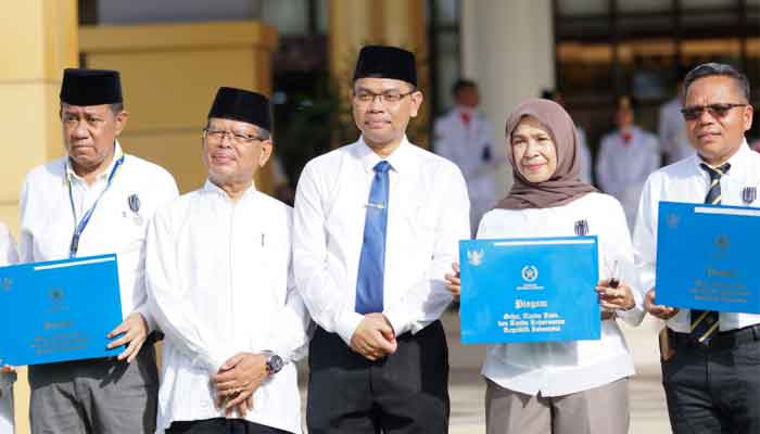 Hardiknas 2026, 14 ASN UNP Terima Satyalancana Karya Satya 1 Sebanyak 14 ASN UNP Terima Satyalancana Karya Satya dalam Peringatan Hardiknas 2026