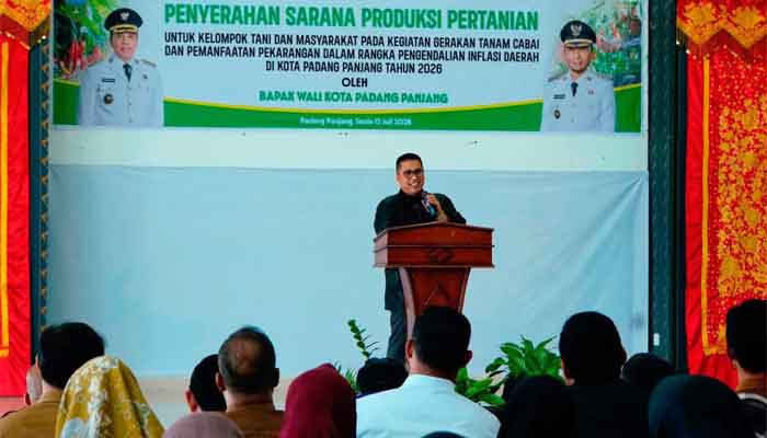 Dorong Petani Tanam Cabai, Wako Padang Panjang Serahkan Bantuan Sarana Produksi Pertanian 1 Wako Padang Panjang, Hendri Arnis sampaikan sambutan saat penyerahan Bantuan Sarana Produksi Pertanian