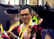 Lulusan Doktor UNP Pelopori Program Pembelajaran Jarak Jauh SMA Pertama di Sumbar 9 Lulusan Program Doktor Universitas Negeri Padang (UNP) yang diwisuda pada Wisuda ke-143 periode Juni 2026, Dr. Berry Devanda, S.Pd., M.Ed