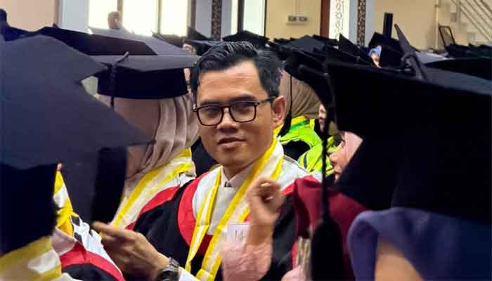 Lulusan Doktor UNP Pelopori Program Pembelajaran Jarak Jauh SMA Pertama di Sumbar 1 Lulusan Program Doktor Universitas Negeri Padang (UNP) yang diwisuda pada Wisuda ke-143 periode Juni 2026, Dr. Berry Devanda, S.Pd., M.Ed
